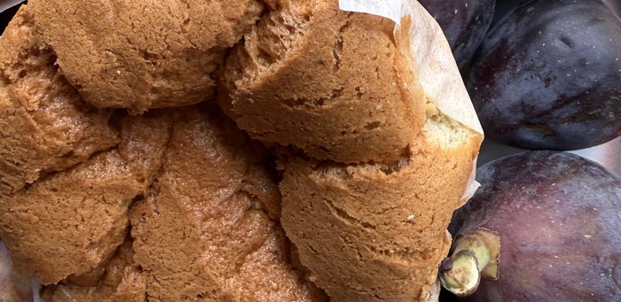 Fig spongie cake surrounded by fresh figs